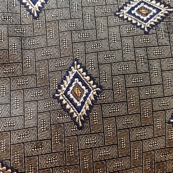 HICKEY FREEMAN 100% silk Made In Italy Muted Grey Blue Textured
Geometric NEW - Picture 3 of 16